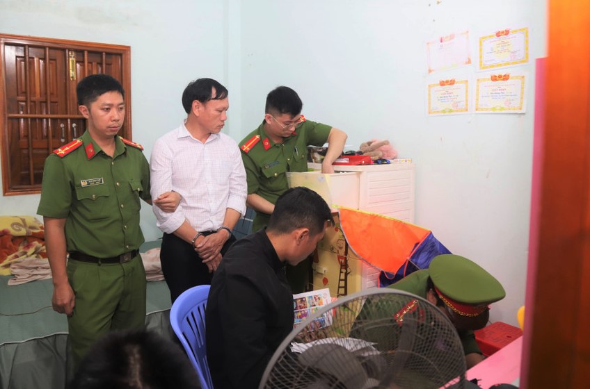 Thời điểm cơ quan điều tra khám xét nơi ở của Nguyễn Văn Khánh vào cuối tháng 11.2024. Ảnh: Hải Đường 