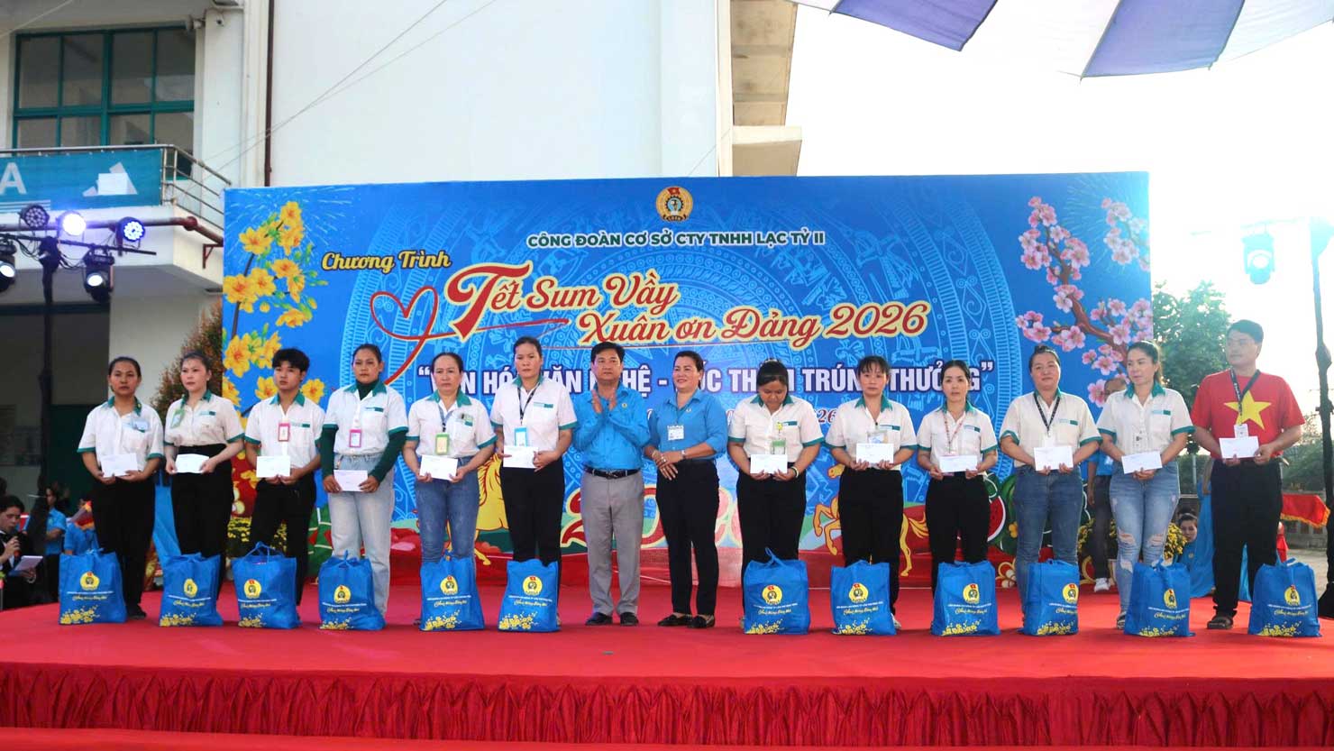 Trao quà Tết cho đoàn viên, công nhân lao động có hoàn cảnh khó khăn. Ảnh: Công đoàn Cần Thơ