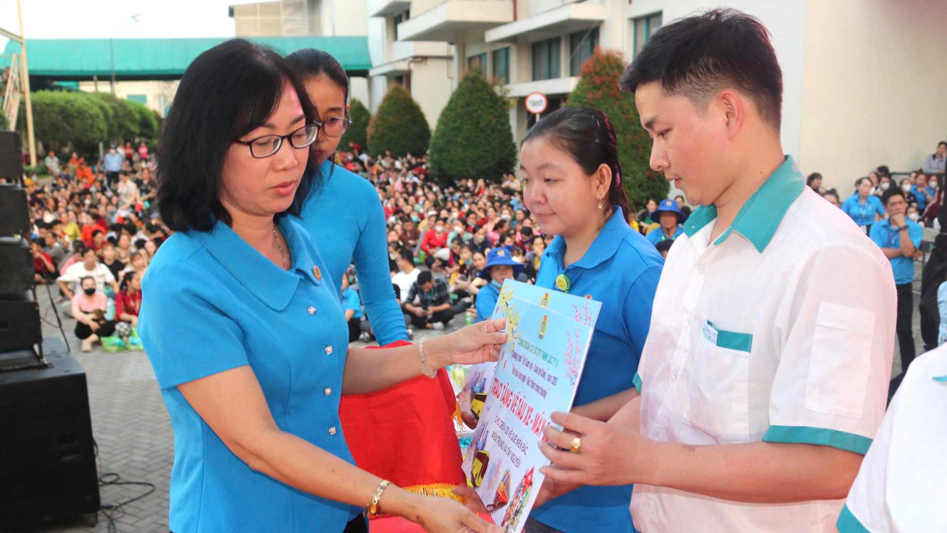 Phó Chủ tịch Liên đoàn Lao động TP Cần Thơ trao. Ảnh: Công đoàn Cần Thơ