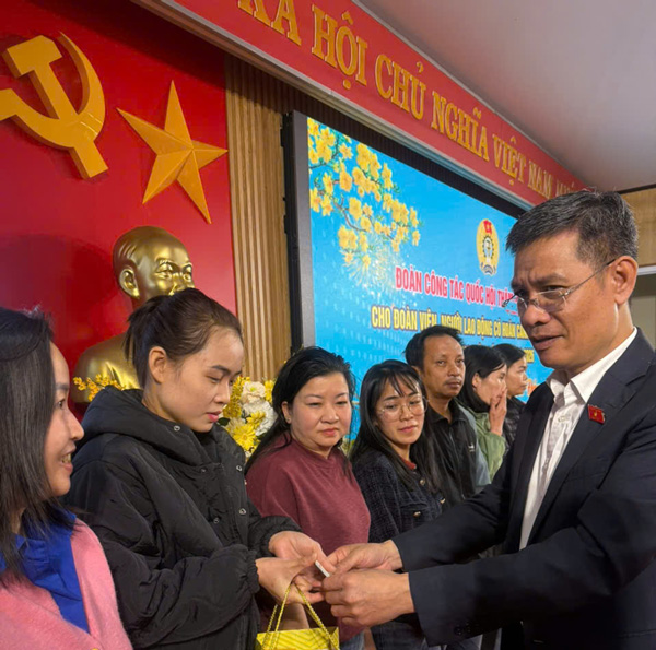 Ông Đinh Ngọc Quý - Ủy viên Ủy ban Văn hóa và Xã hội của Quốc hội trao quà cho NLĐ. Ảnh: Thanh Tuấn 