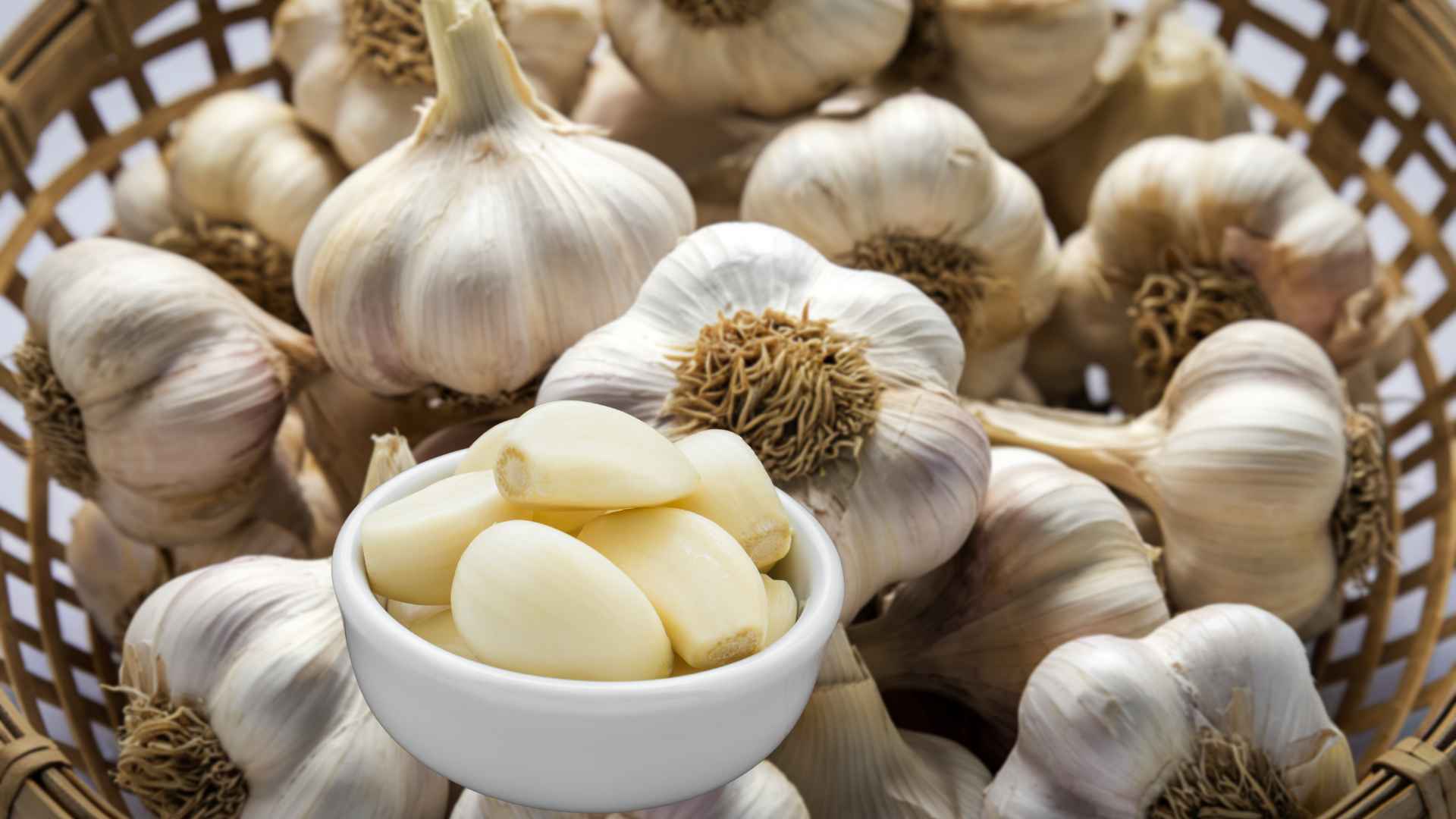Garlic used properly will help support kidney filtration and detoxification every day. Graphic photo: Huong Son