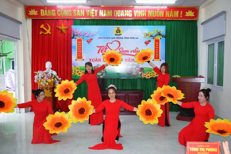 Tiết mục văn nghệ tại Chương trình “Tết sum vầy – Xuân ơn Đảng”. Ảnh: Trường Sơn