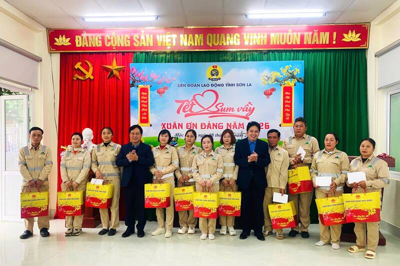 Lãnh đạo Tổng LĐLĐ Việt Nam, LĐLĐ tỉnh Sơn La tặng quà cho người lao động tại Chương trình “Tết sum vầy – Xuân ơn Đảng”. Ảnh: Trường Sơn