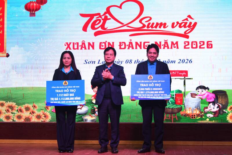 Lãnh đạo Tổng LĐLĐ Việt Nam trao e-voucher và quà cho LĐLĐ tỉnh Sơn La. Ảnh: Trường Sơn
