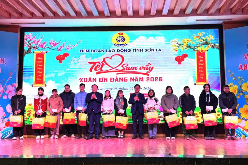 Lãnh đạo Tổng LĐLĐ Việt Nam và tỉnh Sơn La tặng quà người lao động có hoàn cảnh khó khăn các công ty, doanh nghiệp trên địa bản phường Thảo Nguyên, Mộc Châu. Ảnh: Trường Sơn