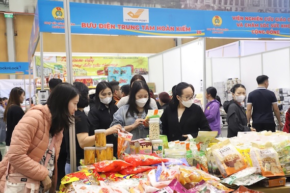 Đoàn viên, người lao động mua sắm tại Chợ Tết Công đoàn - một trong những hoạt động trong Chương trình “Tết Sum vầy - Xuân ơn Đảng” do LĐLĐ Thành phố Hà Nội tổ chức. Ảnh: Ngọc Ánh