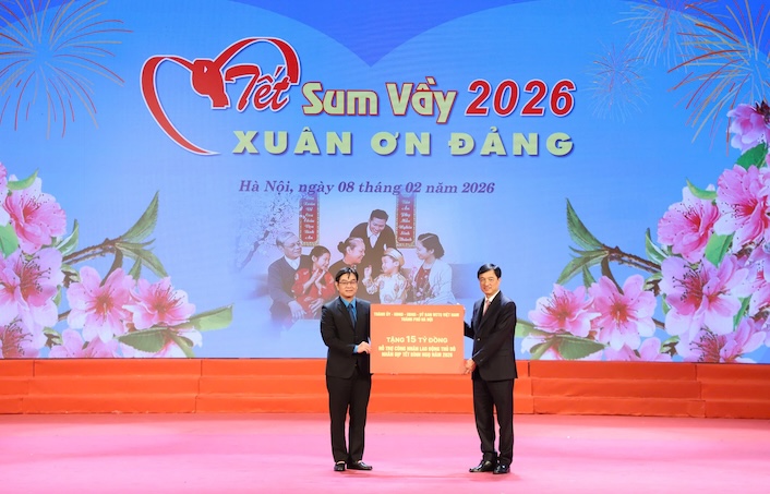 Ông Nguyễn Duy Ngọc - Ủy viên Bộ Chính trị, Bí thư Thành ủy Hà Nội trao biển tặng 15 tỉ hỗ trợ công nhân lao động Thủ đô nhân dịp Tết Bính Ngọ. Ảnh: Mạnh Quân