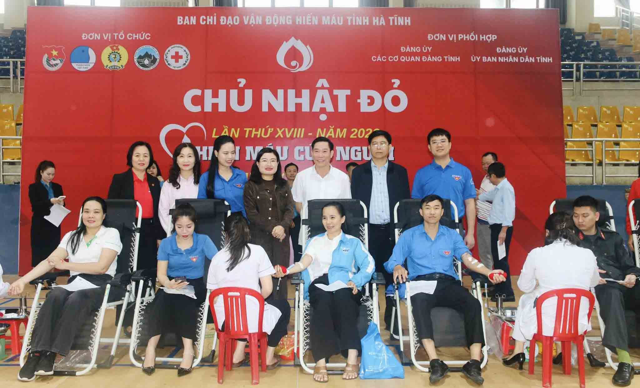 Volunteers donated 620 units of blood. Photo: Doan Tuan