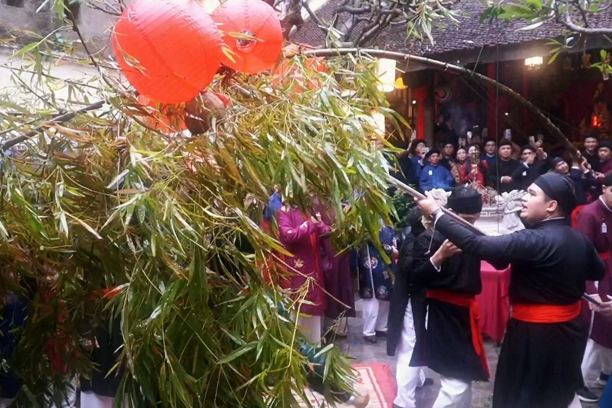 International tourists admire the Neu tree erecting ceremony on Tet. Photo: Minh Vu