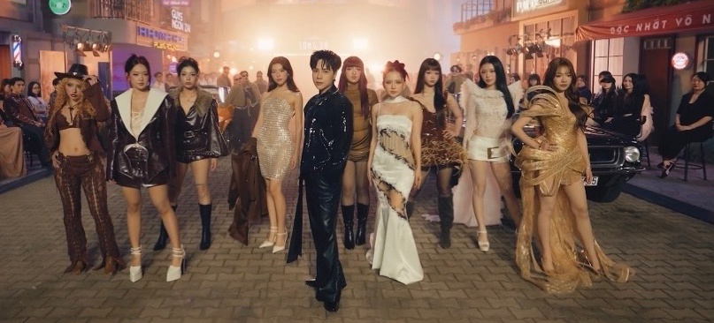 HIEUTHUHAI and the cast of stars participate in the Song 26 program. Photo: VieON.