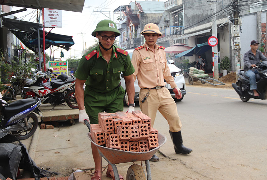 Images of officers and soldiers of the People's Police participating in the Quang Trung Campaign in Da Nang. Photo: Nguyen Linh