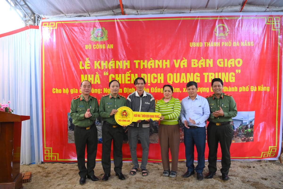 Lãnh đạo Bộ Công an và Công an TP Đà Nẵng cắt băng khánh thành, bàn giao nhà và tặng quà gia đình ông Nguyễn Định (xã Thượng Đức, TP Đà Nẵng). Ảnh: Bộ Công an