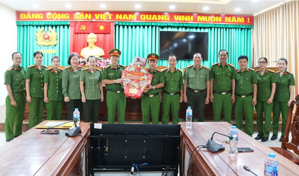 Đại tá Nguyễn Nhật Trường, Phó Giám đốc Công an tỉnh An Giang cùng đoàn công tác trao quà Tết cho Công an phường Long Xuyên. Ảnh: Bình An