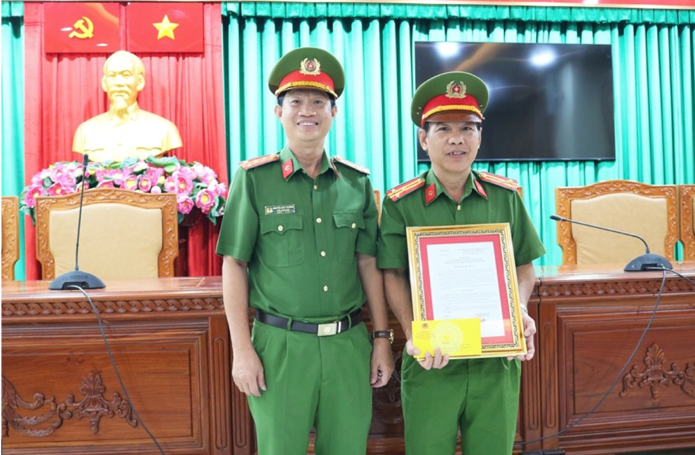 公安省指導部の委任を受け、アンザン省警察副署長のグエン・ニャット・チュオン大佐が、ロンシュエン区警察に臨時の表彰決定を授与しました。写真:ビン・アン