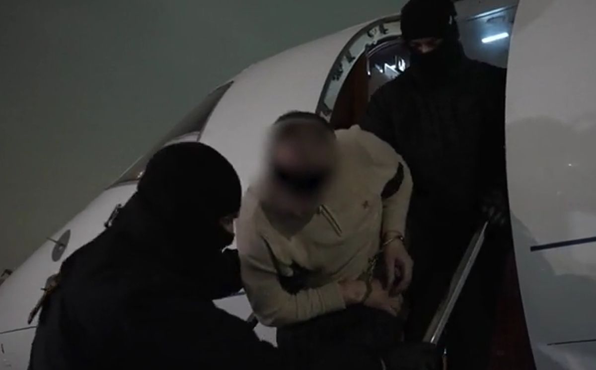 FSB áp giải nghi phạm (giữa). Ảnh cắt từ video FSB