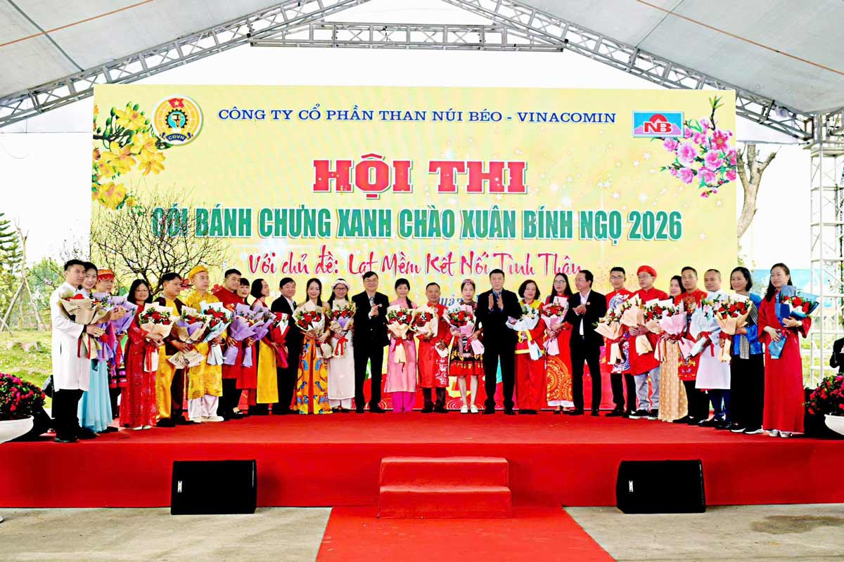 Trao hoa cho các đội tham gia hội thi. Ảnh: Hoàng Hiền