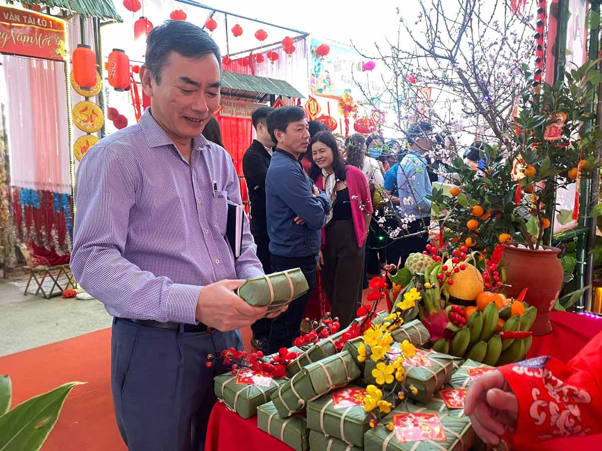 Chung cake wrapping contest of Nui Beo Coal Company. Photo: Hoang Hien
