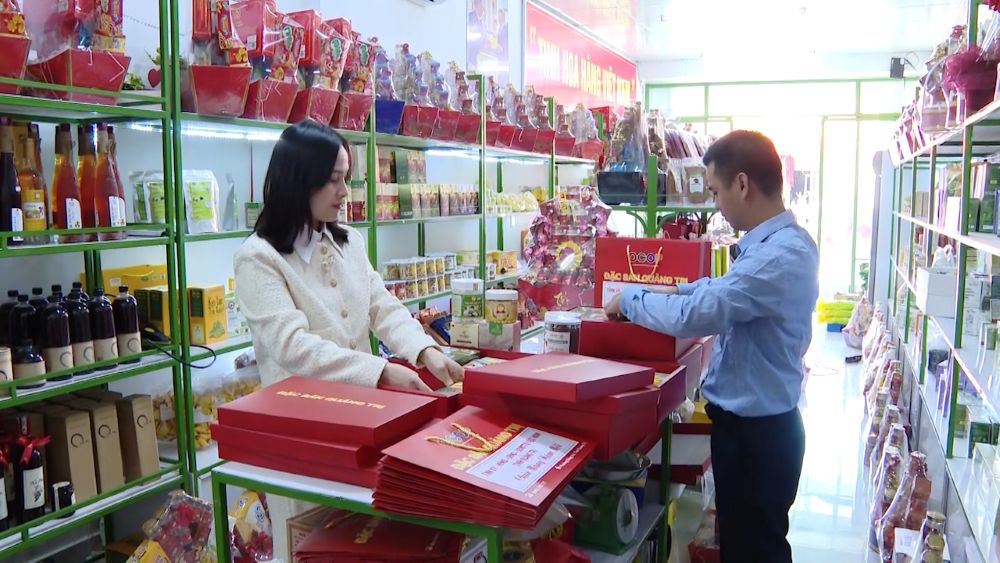 Many customers choose OCOP gift baskets as Tet gifts as a way to send hometown flavors to relatives and friends. Photo: Thanh Trung