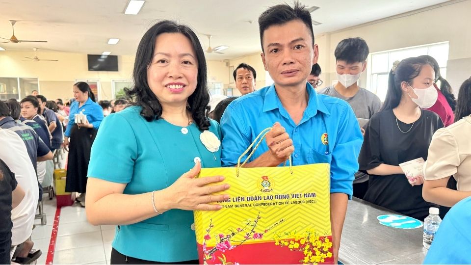Workers happily receive Tet gifts from the Trade Union organization in a warm and joyful atmosphere in the early spring days. Photo: Hoang Loc