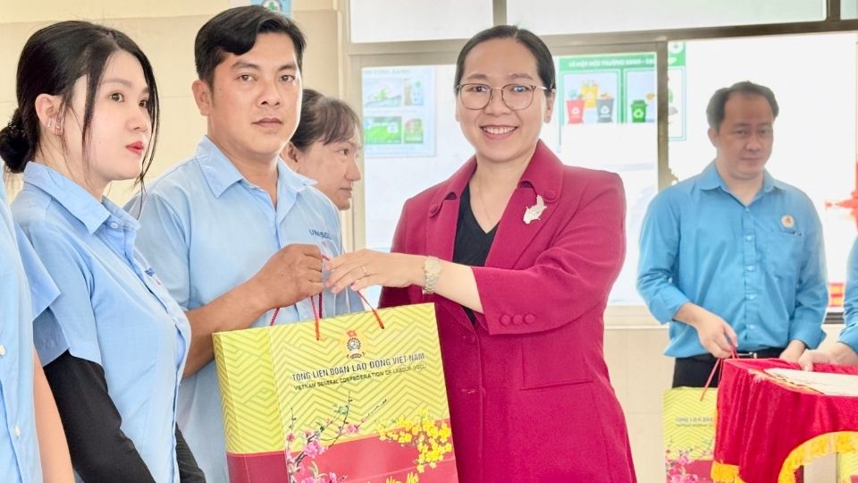 Bà Nguyễn Thị Hồng Nhung – Ủy viên Ban Thường vụ Tỉnh ủy, Phó Chủ tịch Thường trực Ủy ban MTTQ Việt Nam tỉnh trao quà Tết cho công nhân. Ảnh: Hoàng Lộc