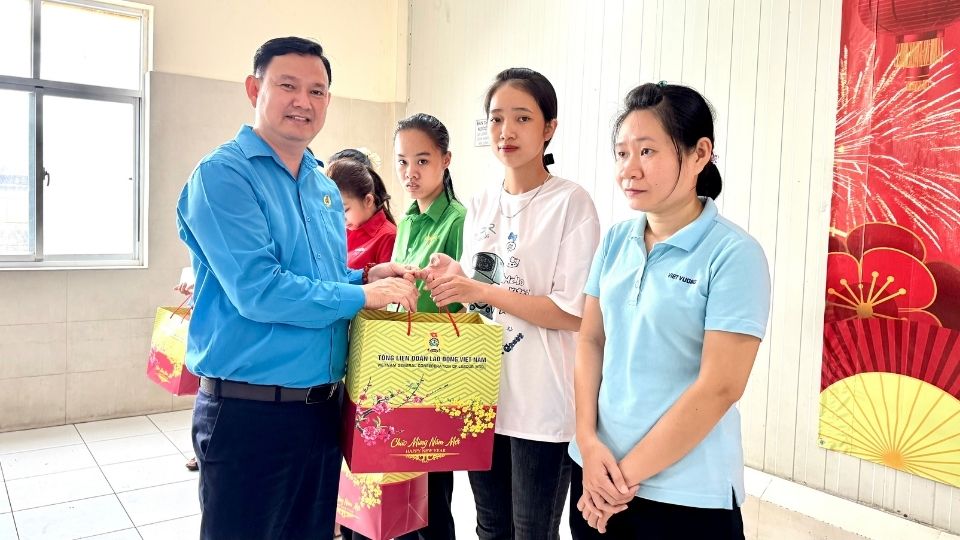 Ông Nguyễn Phúc Linh – Ủy viên Ban Chấp hành Tổng Liên đoàn Lao động Việt Nam, Tỉnh ủy viên, Phó Chủ tịch Ủy ban MTTQ Việt Nam tỉnh, Chủ tịch Liên đoàn Lao động tỉnh Vĩnh Long trao quà Tết cho công nhân. ẢNh: Hoàng Lộc