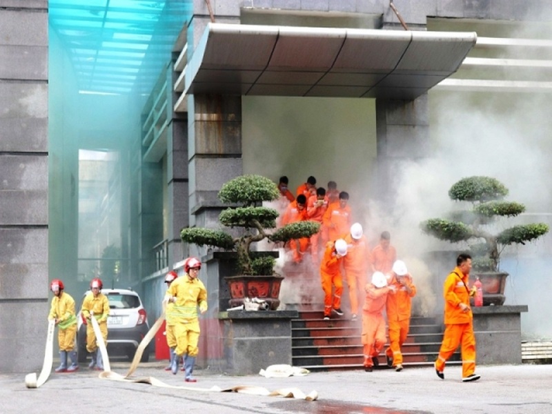 Nghe An Electricity conducts fire and explosion prevention drills. Photo: Ngoc Anh