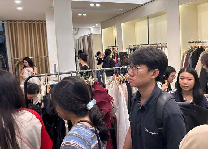 Cửa hàng thời trang trên đường Trần Quang Diệu tấp nập khách. Ảnh: Ngọc Lê