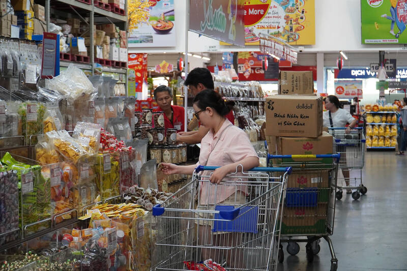 Các hệ thống phân phối hiện đại còn có chính sách hỗ trợ người thu nhập thấp, khuyến mãi sâu. Ảnh: Ngọc Lê
