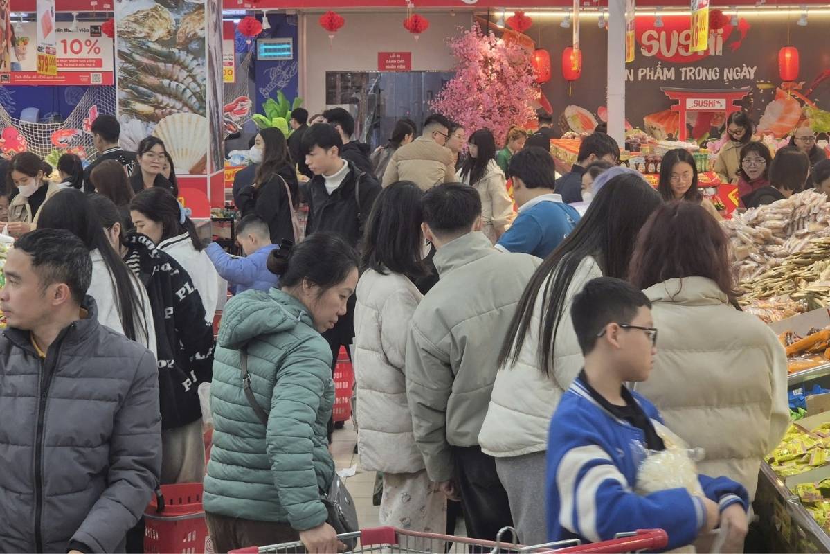 Supermarkets are packed like sardines, people move every millimeter to buy Tet confectionery. Photo: Phan Anh