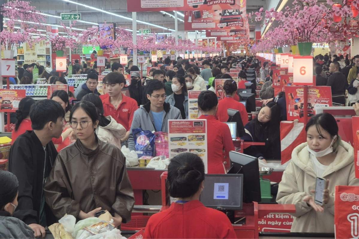 Khu vực thanh toán hoạt động hết công suất, không còn một chỗ trống. Ảnh: Phan Anh 