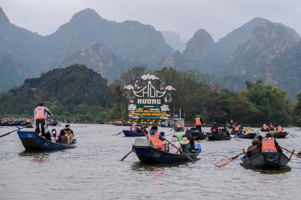 Tourists visit and attend the Perfume Pagoda Festival in 2025. Photo: Ngoc Trang