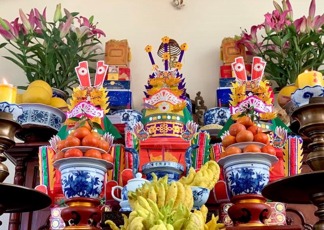 Ngày 23 tháng Chạp, các gia đình chuẩn bị mâm lễ, đọc văn khấn tiễn ông Công, ông Táo lên chầu trời. Ảnh: Tùng Đỗ