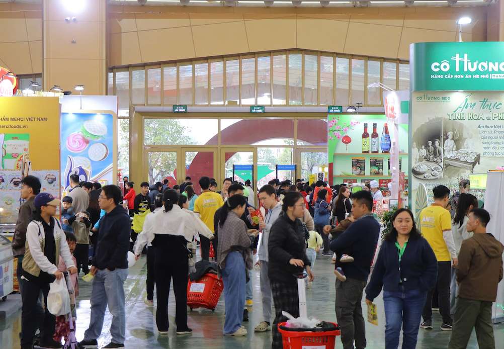 Nhiều người tranh thủ ngày nghỉ cuối tuần để dạo hội chợ, lựa chọn thực phẩm, quà biếu, đặc sản vùng miền và các mặt hàng tiêu dùng phục vụ tết Nguyên đán Bính Ngọ 2026. Ảnh: Thạch Lam 