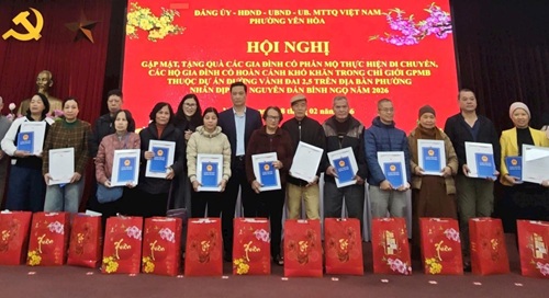 Phường Yên Hòa gặp mặt, tri ân hộ dân bàn giao mặt bằng dự án Vành đai 2,5. Ảnh: Hà Phong