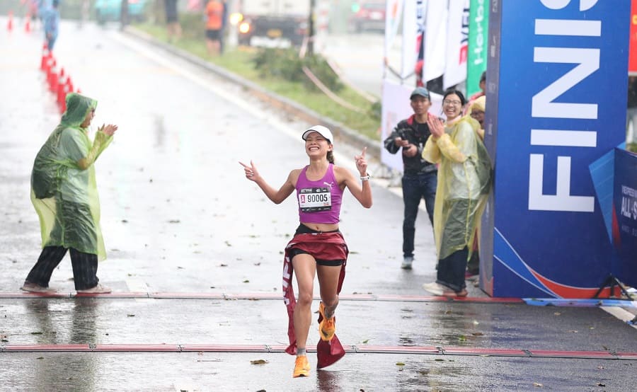 Pham Thi Hong Le finished first in the women's 42km marathon event in this year's competition. Photo: Vnexpress Marathon