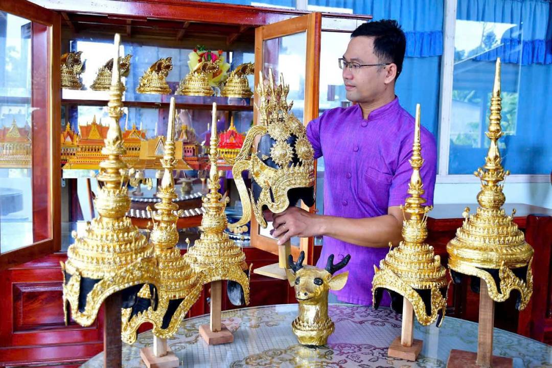 Thầy Thắng giữ hồn văn hóa Khmer qua những mô hình chùa và mão, mặt nạ thu nhỏ. Ảnh: Nhân vật cung cấp