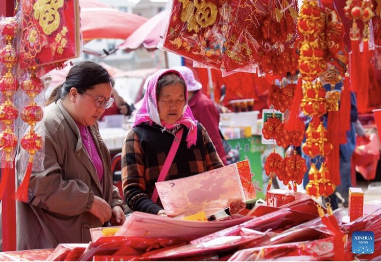 People choose Tet Nguyen Dan decorations in Yunnan province, southwest China. Photo: Xinhua