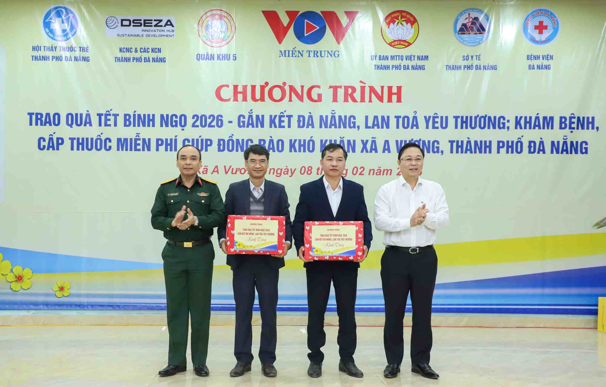 Chủ tịch UBMTTQ Việt Nam TP Đà Nẵng Lê Trí Thanh trao quà Tết cho người dân vùng biên. Ảnh: Ngọc Phú