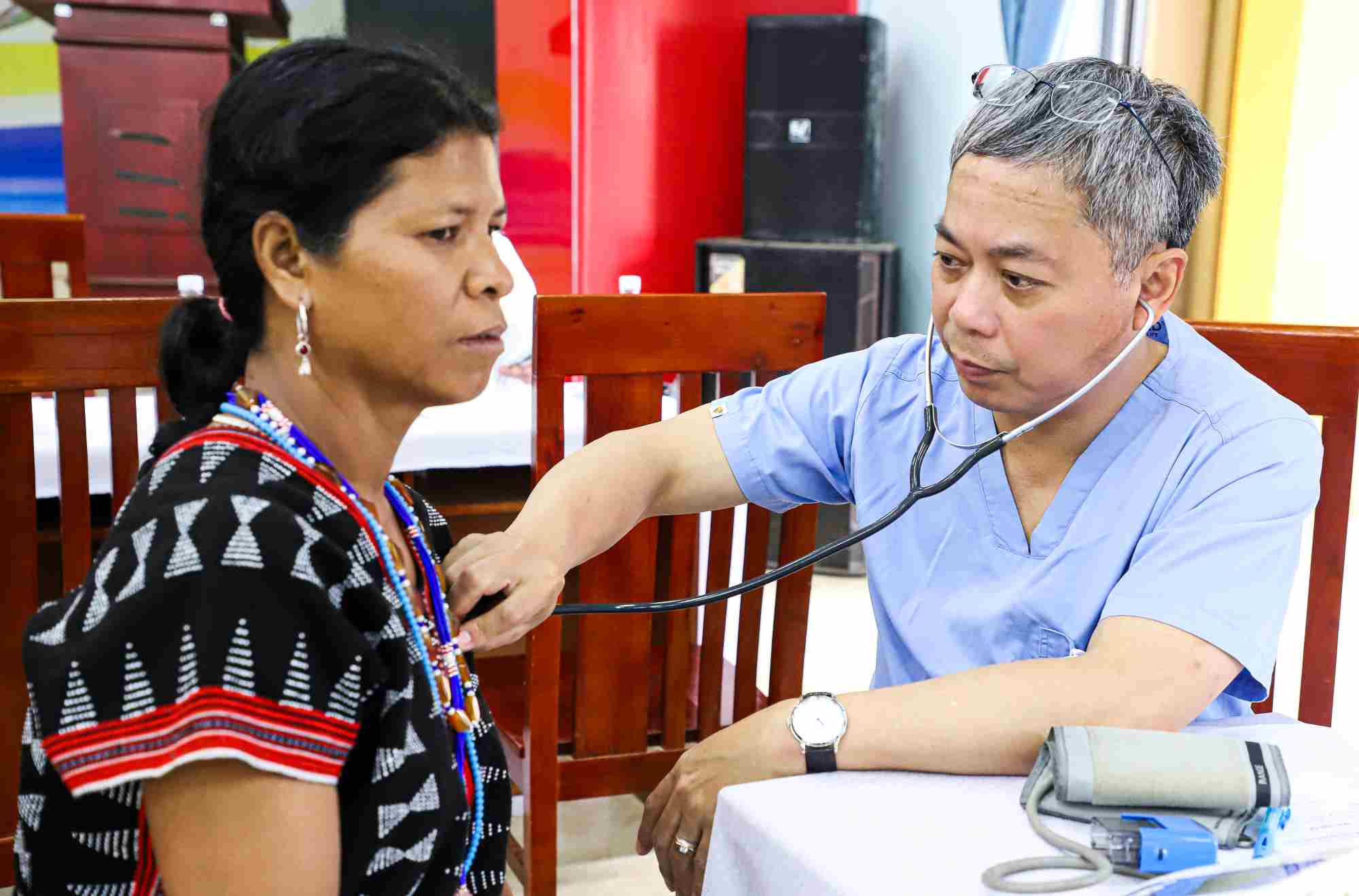 Hơn 100 y, bác sĩ các bệnh viện ở Đà Nẵng tham gia chương trình, trực tiếp khám bệnh, phát thuốc cho người dân vùng khó khăn ở Đà Nẵng. Ảnh: Ngọc Phú