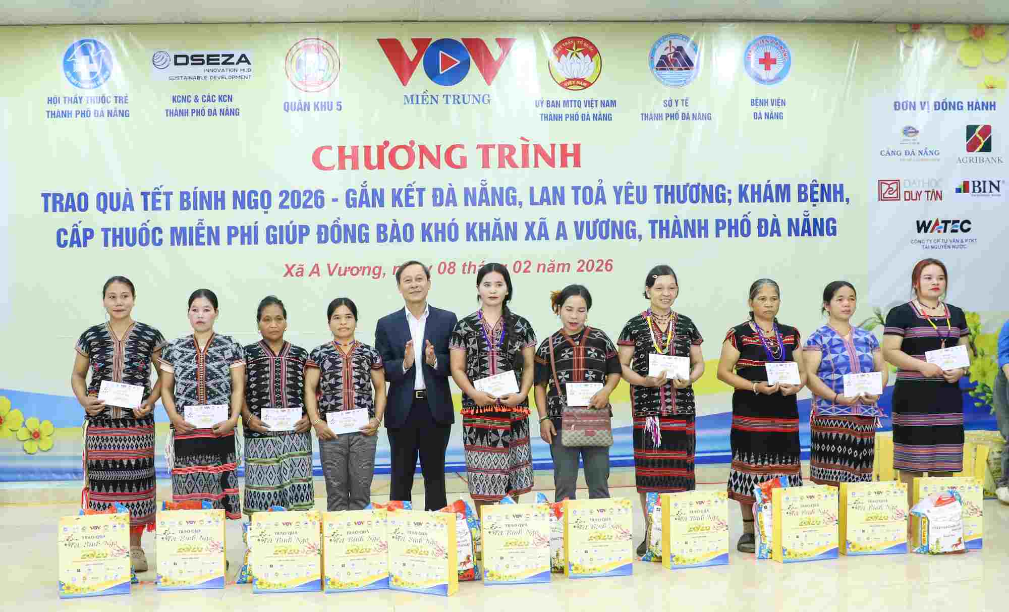 VOV Central Region coordinates with units to organize the program - giving thousands of Tet gifts to people in Da Nang border areas. Photo: Ngoc Phu