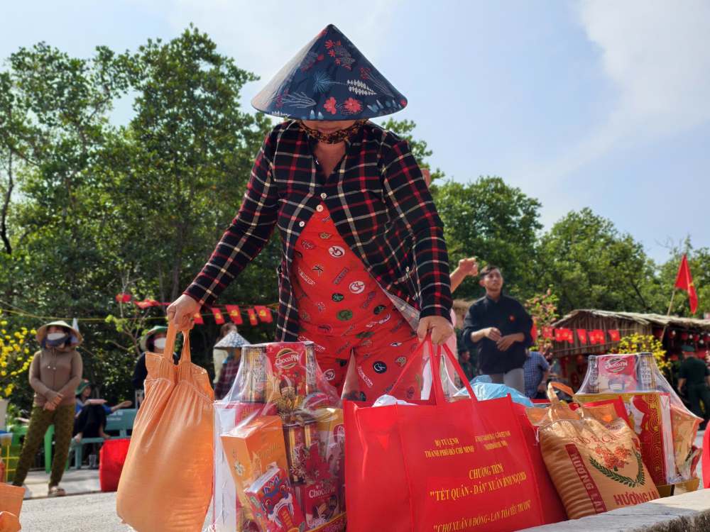 Thanh An island commune, Ho Chi Minh City, warm spring at the forefront of waves and winds