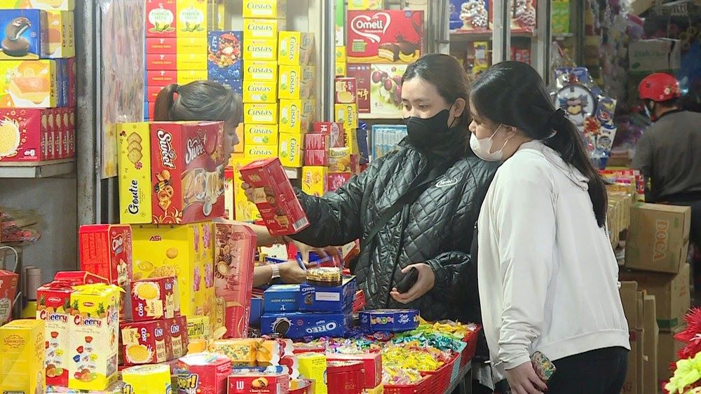 Essential goods are always imported early by Quang Ngai market traders. Photo: Vien Nguyen