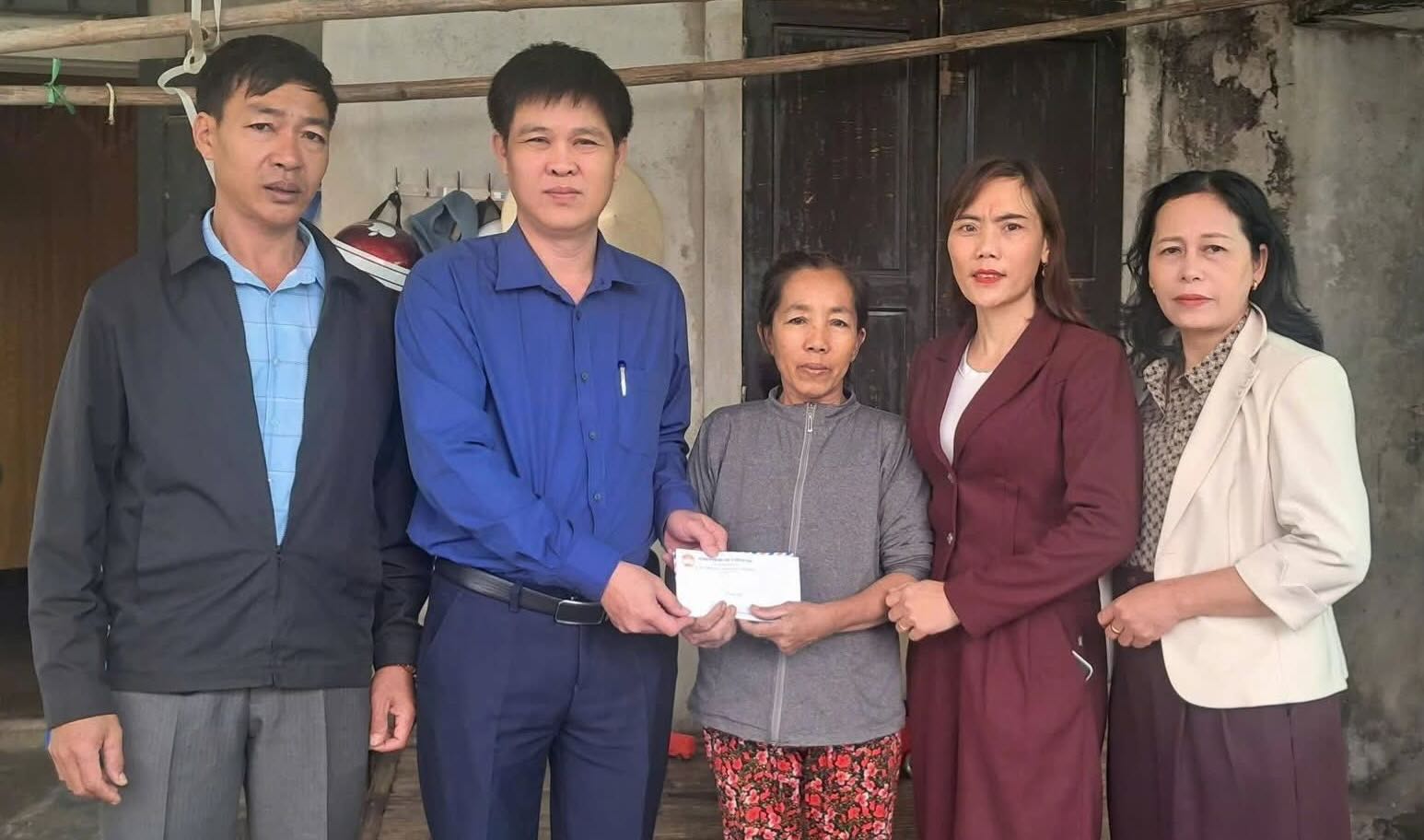 The Vietnam Fatherland Front Committee of Nam Ba Don commune presents Tet gifts to poor households in Nam Ba Don commune. Photo: Nam Ba Don Front