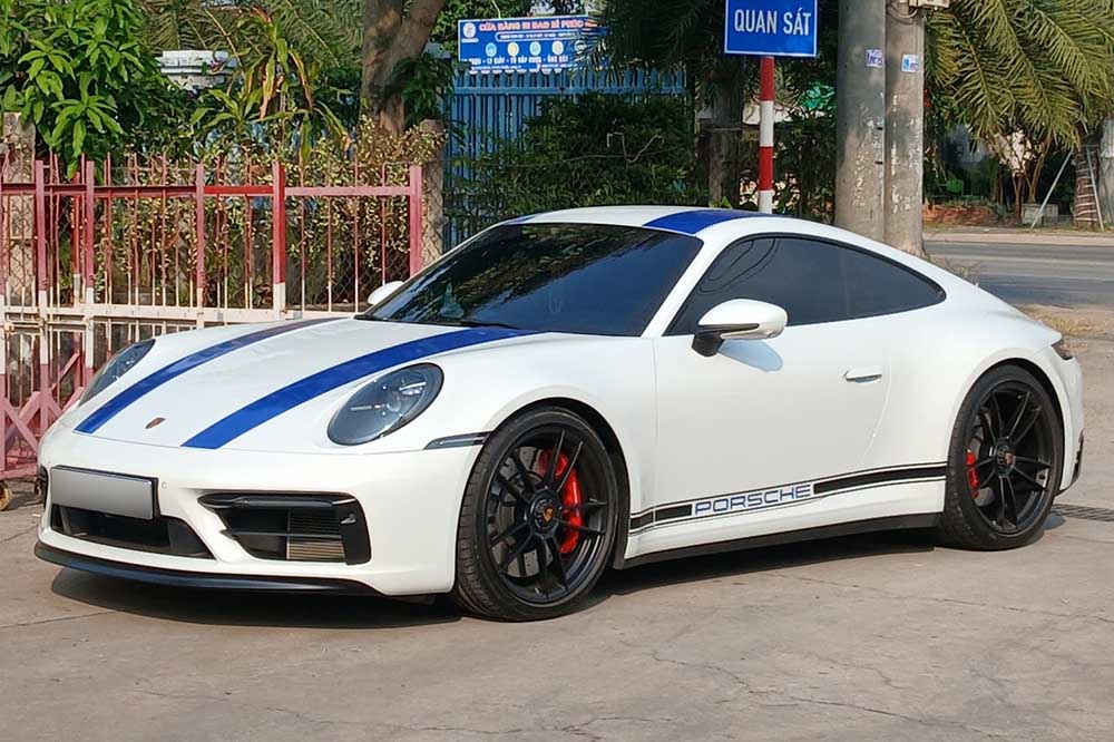 Porsche 911 4 GTS four-wheel drive with white exterior, dotted with strange blue stripes appears on the streets. Photo: Minh Thanh