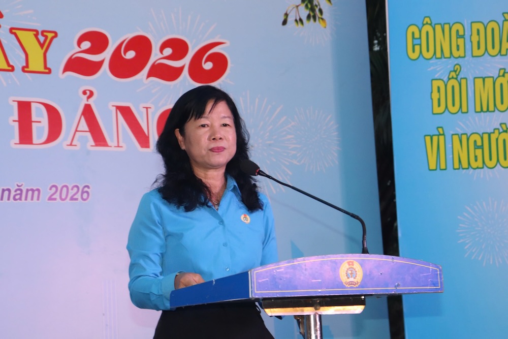 Bà Huỳnh Thị Tuyết Vui – Ủy viên Ban Chấp hành Tổng Liên đoàn Lao động Việt Nam, Tỉnh ủy viên, Chủ tịch Liên đoàn Lao động tỉnh Đồng Tháp phát biểu khai mạc Chương trình “Tết Sum vầy – Xuân ơn Đảng” năm 2026. Ảnh: Lưu Hùng.