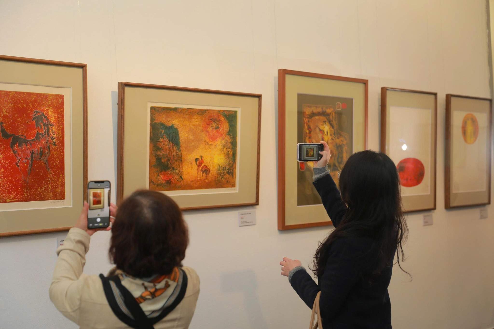 Khách tham quan triển lãm “Ngựa trong nghệ thuật tạo hình” tại Bảo tàng Mỹ Thuật Việt Nam, số 66 phố Nguyễn Thái Học, Hà Nội. Ảnh: BTMTVN