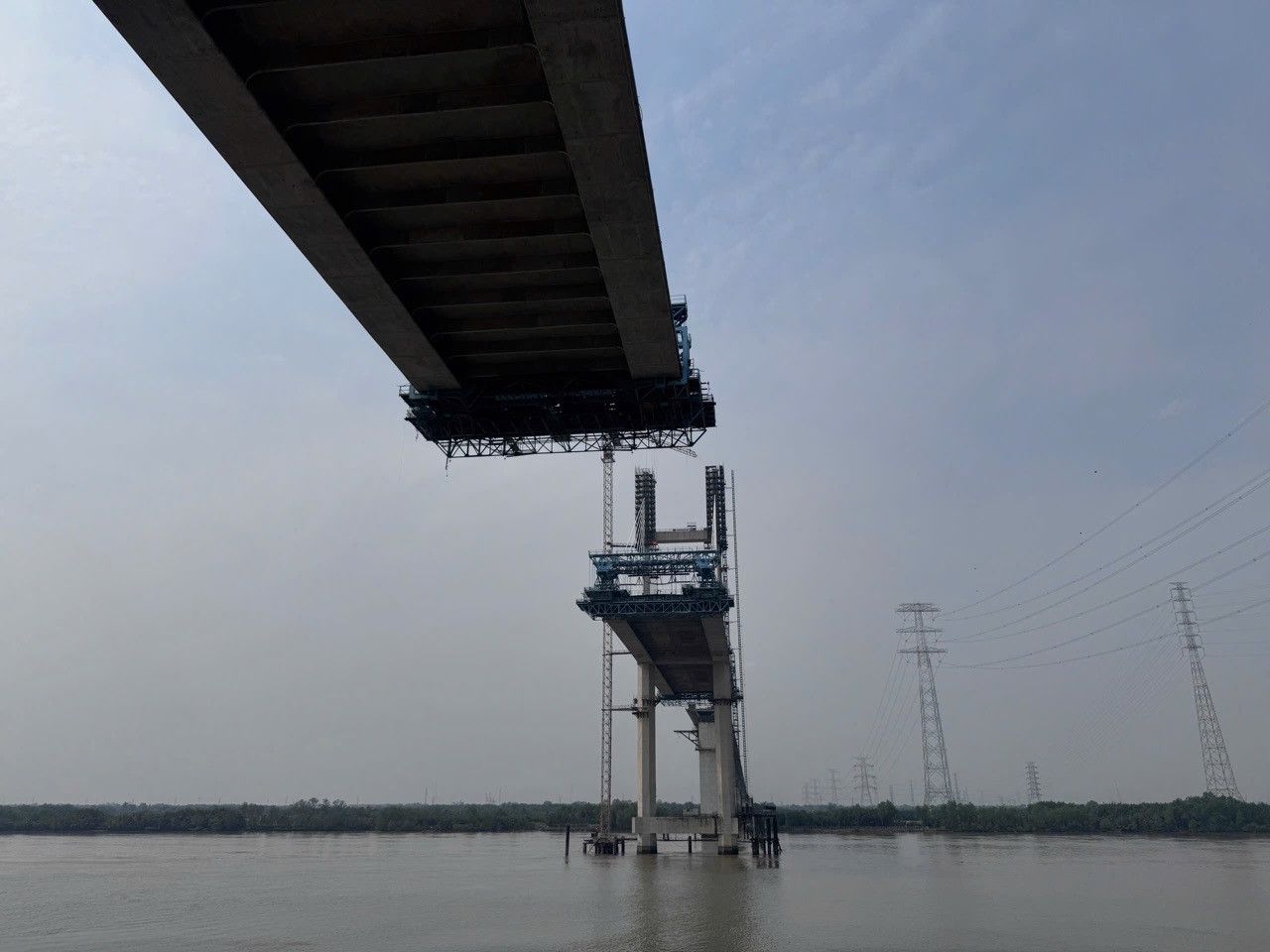 Cầu Phước Khánh có tĩnh không thông thuyền lên tới 55 m. Ảnh: Anh Tú