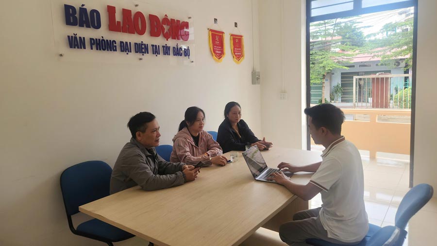 Officials and staff of Yen Bai Transport Hospital talk to reporters of Lao Dong Newspaper. Photo: Trong Loc