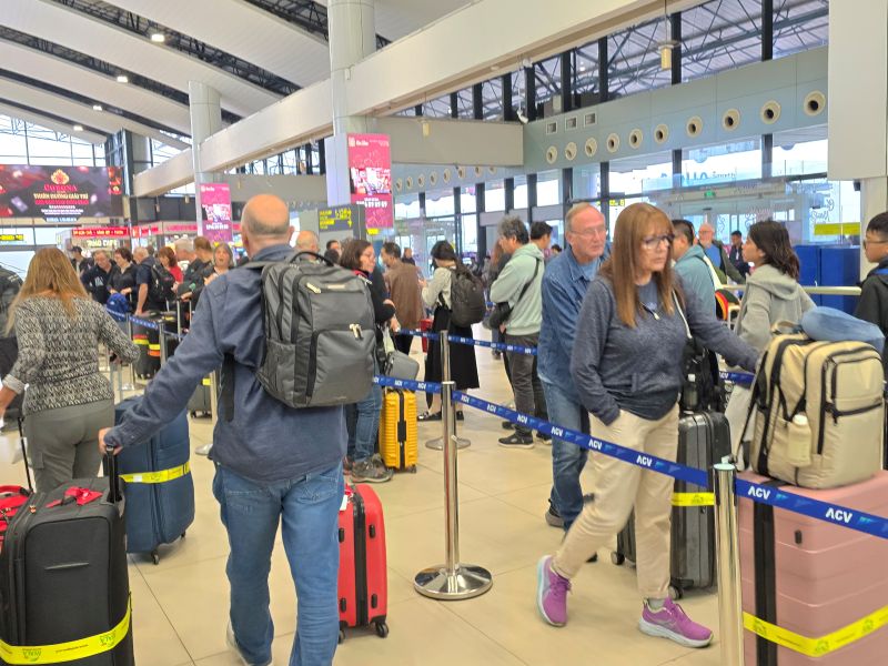 Luggage of people exiting and entering the country; moving assets are not required to be labeled with goods. Photo: Nam Duong