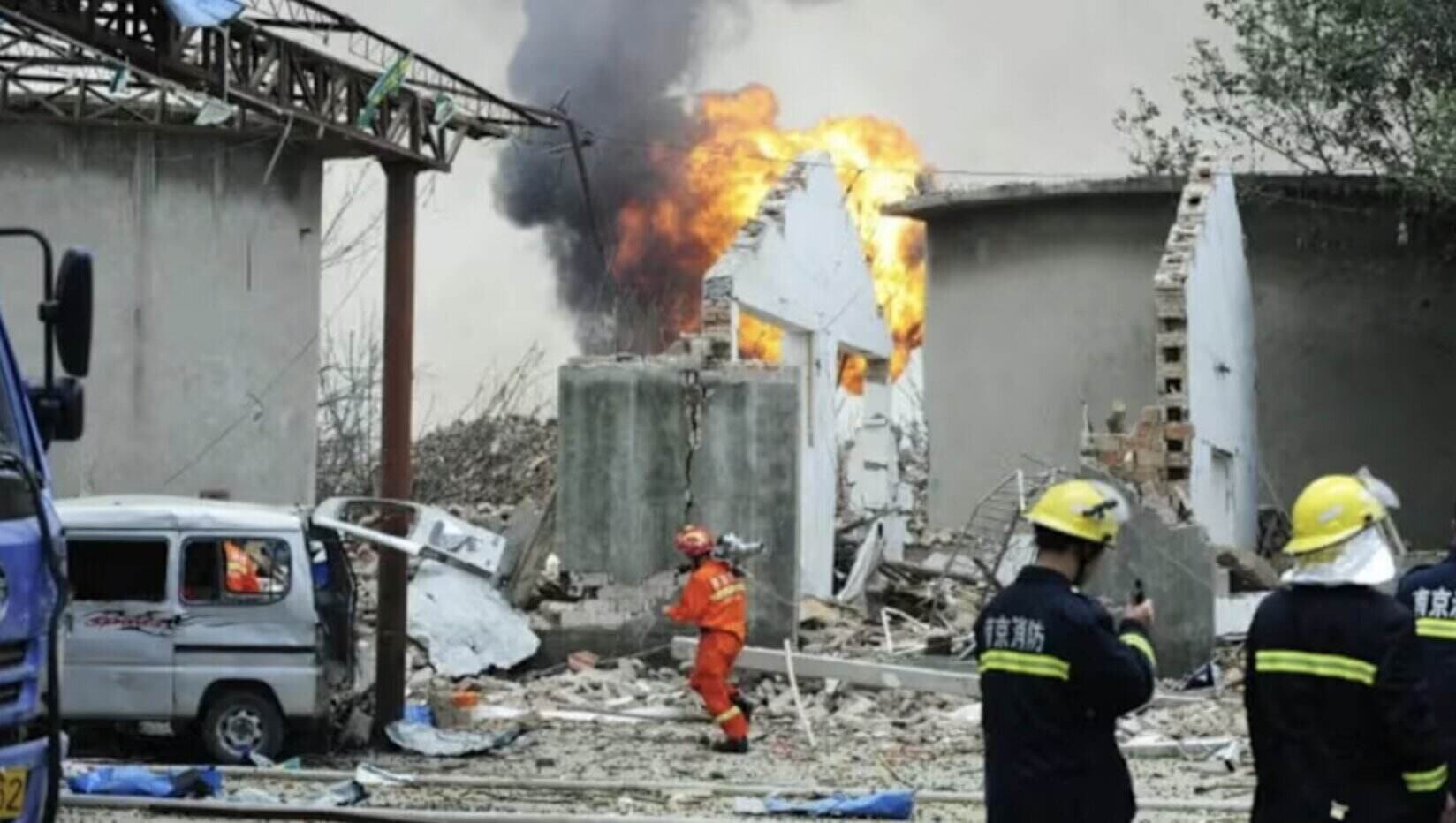 Functional forces clean up after the factory explosion in China. Photo: AFP